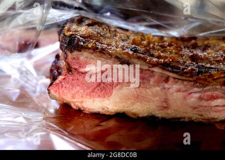 Rinderrippe auf einem Holzbrett bei einem brasilianischen Grill. Stockfoto