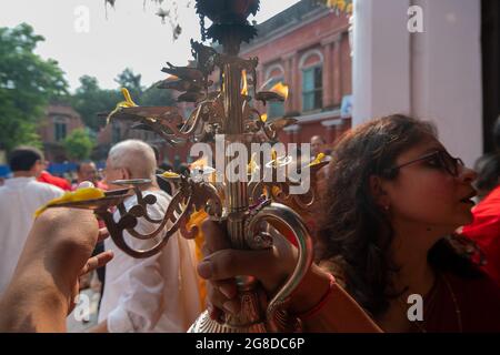 Kolkata, Westbengalen, Indien - 6. Oktober 2019 : hinduistische weibliche und männliche Anhänger beten zu Göttin Durga in Shobhabazar Rajbari , heilige Panchapradip ist Stockfoto