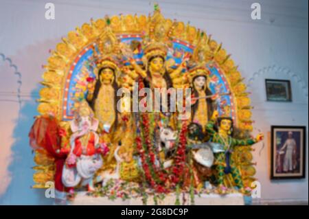 Verschwommenes Bild der traditionell deokorierten Göttin Durga Idol in Shobhabazar Rajbari , bonedi barhir pujo. Durga Puja fextival bei Mohashtami. Stockfoto