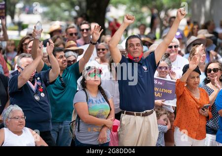 Austin, TX, USA. Juli 2021. Die Proteste gegen die Unterdrückung von Wählern in Austin dauern an, da die demokratischen Gesetzgeber in Washington weiterhin verstrickt sind und die republikanischen Bemühungen um die Annahme restriktiverer Wahlgesetze in Texas bekämpfen. Vor der Sondersitzung in dieser Woche versammeln sich am Montag eine Koalition aus religiösen Führern, der League of Women Voters (LWV) und der NAACP im texanischen Kapitol. (Bild: © Bob Daemmrich/ZUMA Press Wire) Stockfoto