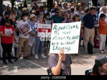 Austin, TX, USA. Juli 2021. Die Proteste gegen die Unterdrückung von Wählern in Austin dauern an, da die demokratischen Gesetzgeber in Washington weiterhin verstrickt sind und die republikanischen Bemühungen um die Annahme restriktiverer Wahlgesetze in Texas bekämpfen. Vor der Sondersitzung in dieser Woche versammeln sich am Montag eine Koalition aus religiösen Führern, der League of Women Voters (LWV) und der NAACP im texanischen Kapitol. (Bild: © Bob Daemmrich/ZUMA Press Wire) Stockfoto