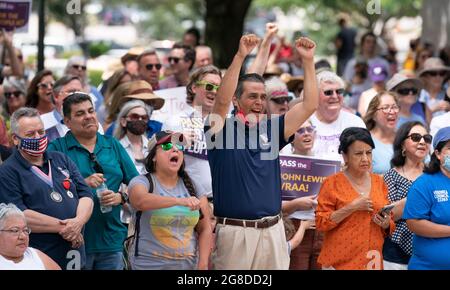 Austin, TX, USA. Juli 2021. Die Proteste gegen die Unterdrückung von Wählern in Austin dauern an, da die demokratischen Gesetzgeber in Washington weiterhin verstrickt sind und die republikanischen Bemühungen um die Annahme restriktiverer Wahlgesetze in Texas bekämpfen. Vor der Sondersitzung in dieser Woche versammeln sich am Montag eine Koalition aus religiösen Führern, der League of Women Voters (LWV) und der NAACP im texanischen Kapitol. (Bild: © Bob Daemmrich/ZUMA Press Wire) Stockfoto