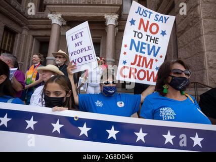 Austin, TX, USA. Juli 2021. Die Proteste gegen die Unterdrückung von Wählern in Austin dauern an, da die demokratischen Gesetzgeber in Washington weiterhin verstrickt sind und die republikanischen Bemühungen um die Annahme restriktiverer Wahlgesetze in Texas bekämpfen. Vor der Sondersitzung in dieser Woche versammeln sich am Montag eine Koalition aus religiösen Führern, der League of Women Voters (LWV) und der NAACP im texanischen Kapitol. (Bild: © Bob Daemmrich/ZUMA Press Wire) Stockfoto