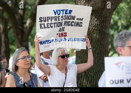 Austin, TX, USA. Juli 2021. Die Proteste gegen die Unterdrückung von Wählern in Austin dauern an, da die demokratischen Gesetzgeber in Washington weiterhin verstrickt sind und die republikanischen Bemühungen um die Annahme restriktiverer Wahlgesetze in Texas bekämpfen. Vor der Sondersitzung in dieser Woche versammeln sich am Montag eine Koalition aus religiösen Führern, der League of Women Voters (LWV) und der NAACP im texanischen Kapitol. (Bild: © Bob Daemmrich/ZUMA Press Wire) Stockfoto