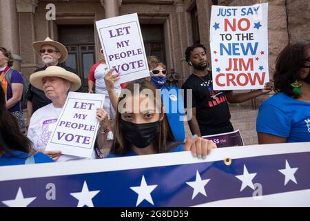 Austin, TX, USA. Juli 2021. Die Proteste gegen die Unterdrückung von Wählern in Austin dauern an, da die demokratischen Gesetzgeber in Washington weiterhin verstrickt sind und die republikanischen Bemühungen um die Annahme restriktiverer Wahlgesetze in Texas bekämpfen. Vor der Sondersitzung in dieser Woche versammeln sich am Montag eine Koalition aus religiösen Führern, der League of Women Voters (LWV) und der NAACP im texanischen Kapitol. (Bild: © Bob Daemmrich/ZUMA Press Wire) Stockfoto