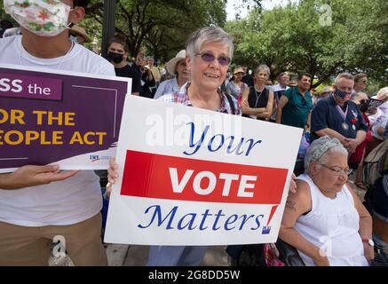 Austin, TX, USA. Juli 2021. Die Proteste gegen die Unterdrückung von Wählern in Austin dauern an, da die demokratischen Gesetzgeber in Washington weiterhin verstrickt sind und die republikanischen Bemühungen um die Annahme restriktiverer Wahlgesetze in Texas bekämpfen. Vor der Sondersitzung in dieser Woche versammeln sich am Montag eine Koalition aus religiösen Führern, der League of Women Voters (LWV) und der NAACP im texanischen Kapitol. (Bild: © Bob Daemmrich/ZUMA Press Wire) Stockfoto