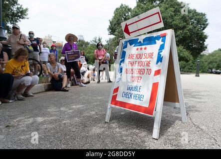 Austin, TX, USA. Juli 2021. Die Proteste gegen die Unterdrückung von Wählern in Austin dauern an, da die demokratischen Gesetzgeber in Washington weiterhin verstrickt sind und die republikanischen Bemühungen um die Annahme restriktiverer Wahlgesetze in Texas bekämpfen. Vor der Sondersitzung in dieser Woche versammeln sich am Montag eine Koalition aus religiösen Führern, der League of Women Voters (LWV) und der NAACP im texanischen Kapitol. (Bild: © Bob Daemmrich/ZUMA Press Wire) Stockfoto