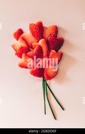 Ballon aus Erdbeerscheibe, Liebeskonzept, Herzform, Vitamine für Kinder, Farb- und Geschmacksexplosion Stockfoto