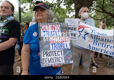 Austin, TX, USA. Juli 2021. Die Proteste gegen die Unterdrückung von Wählern in Austin dauern an, da die demokratischen Gesetzgeber in Washington weiterhin verstrickt sind und die republikanischen Bemühungen um die Annahme restriktiverer Wahlgesetze in Texas bekämpfen. Vor der Sondersitzung in dieser Woche versammeln sich am Montag eine Koalition aus religiösen Führern, der League of Women Voters (LWV) und der NAACP im texanischen Kapitol. (Bild: © Bob Daemmrich/ZUMA Press Wire) Stockfoto