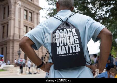 Austin, TX, USA. Juli 2021. Die Proteste gegen die Unterdrückung von Wählern in Austin dauern an, da die demokratischen Gesetzgeber in Washington weiterhin verstrickt sind und die republikanischen Bemühungen um die Annahme restriktiverer Wahlgesetze in Texas bekämpfen. Vor der Sondersitzung in dieser Woche versammeln sich am Montag eine Koalition aus religiösen Führern, der League of Women Voters (LWV) und der NAACP im texanischen Kapitol. (Bild: © Bob Daemmrich/ZUMA Press Wire) Stockfoto