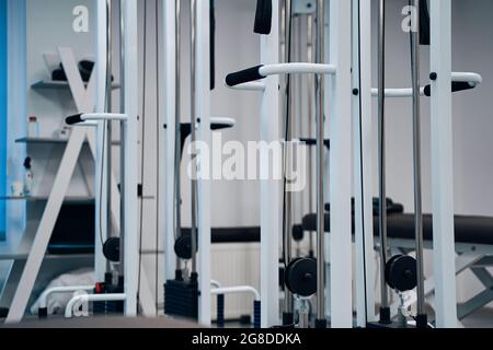 Nahaufnahme Ausrüstung für Rehabilitationszentrum in leerem modernen Innenraum der Physiotherapie Klinikraum Stockfoto