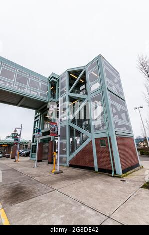 Auburn Transit Station Plaza in der Nähe des Bahnhofs in Auburn, Washington. Stockfoto