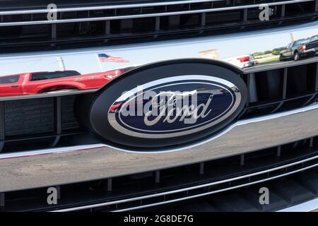 Plainfield - ca. Juli 2021: Ford F150 Display mit amerikanischer Flagge. Der Ford F-150 ist in den Größen XL, XLT, Lariat, King Ranch, Platinum, Und Limited Stockfoto