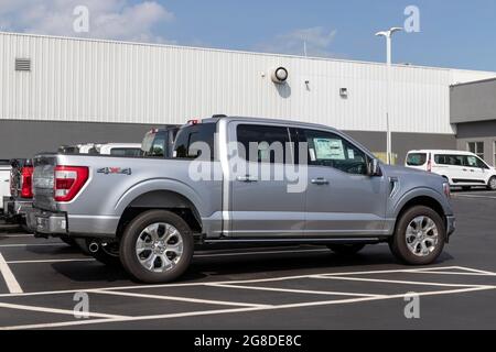 Plainfield - ca. Juli 2021: Ford F150 Display in einem Händler. Der Ford F-150 ist in den Größen XL, XLT, Lariat, King Ranch, Platinum, Und Limited Mod Stockfoto