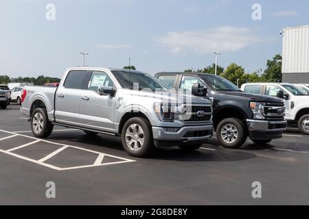 Plainfield - ca. Juli 2021: Ford F-150 und F-250 auf dem Display in einem Händler. Ford F-Series Pickup Trucks sind die meistverkauften Modelle in den USA. Stockfoto