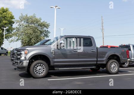 Plainfield - ca. Juli 2021: Ford F250 Super Duty Display bei einem Händler. Der Ford F-250 ist in den Modellen XL und XLT erhältlich. Stockfoto