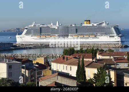 Marseille, Frankreich. Juli 2021. Ein Blick auf das in Marseille ankommende Kreuzschiff „Costa Smeralda“. Das italienische Linienschiff „Costa Smeralda“ kommt im französischen Mittelmeer-Hafen von Marseille an. Kredit: SOPA Images Limited/Alamy Live Nachrichten Stockfoto