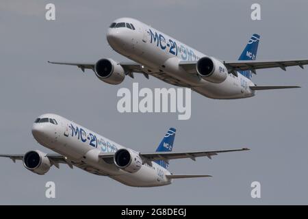 Moskau, Russland. Juli 2021. Irkuts MC-21-300- und MC-21-310-Flugzeuge fliegen in Formation während der Eröffnungsfeier der MAKS-2021 Moscow International Airshow in der Nähe von Zhukovsky, südöstlich von Moskau, Russland.der MAKS (International Air and Space Salon) ist eine alle zwei Jahre stattfindende internationale Flugschau auf dem Zhukovsky International Airport in der Nähe von Moskau. MAKS ist ein traditioneller Marktplatz für die russische Verteidigungs- und kommerzielle Luft- und Raumfahrtindustrie. (Bild: © Leonid Faerberg/SOPA Images via ZUMA Press Wire) Stockfoto