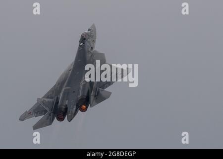 Moskau, Russland. Juli 2021. Der militärische Düsenjäger Suchoi Su-57 (T-50) nimmt an einer Eröffnungsdress-Probe der MAKS-2021 Moscow International Airshow in der Nähe von Zhukovsky, südöstlich von Moskau, Russland, Teil. (Bild: © Leonid Faerberg/SOPA Images via ZUMA Press Wire) Stockfoto