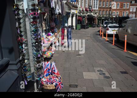 Windsor, Großbritannien. Juli 2021. Eine verlassene Straße ist am „Freedom Day“ vor Windsor Castle abgebildet, als die britische Regierung fast alle verbleibenden Covid-19-Beschränkungen in England aufhob. Soziale Distancing-Beschränkungen wurden beseitigt und Gesichtsbedeckungen sind gesetzlich nicht mehr erforderlich, obwohl ihre Verwendung in überfüllten und geschlossenen Räumen empfohlen wird. Kredit: Mark Kerrison/Alamy Live Nachrichten Stockfoto