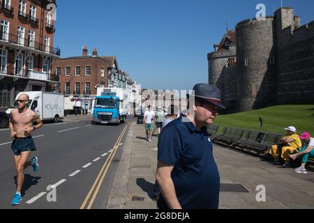 Windsor, Großbritannien. Juli 2021. Die Öffentlichkeit wird am „Freedom Day“ vor Windsor Castle abgebildet, als die britische Regierung fast alle verbleibenden Covid-19-Beschränkungen in England aufhob. Soziale Distancing-Beschränkungen wurden beseitigt und Gesichtsbedeckungen sind gesetzlich nicht mehr erforderlich, obwohl ihre Verwendung in überfüllten und geschlossenen Räumen empfohlen wird. Kredit: Mark Kerrison/Alamy Live Nachrichten Stockfoto