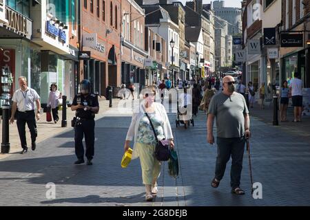 Windsor, Großbritannien. Juli 2021. Käufer, von denen einige Gesichtsbezüge tragen, werden am „Freedom Day“ abgebildet, als die britische Regierung fast alle verbleibenden Covid-19-Beschränkungen in England aufhob. Soziale Distancing-Beschränkungen wurden beseitigt und Gesichtsbedeckungen sind gesetzlich nicht mehr erforderlich, obwohl ihre Verwendung in überfüllten und geschlossenen Räumen empfohlen wird. Kredit: Mark Kerrison/Alamy Live Nachrichten Stockfoto