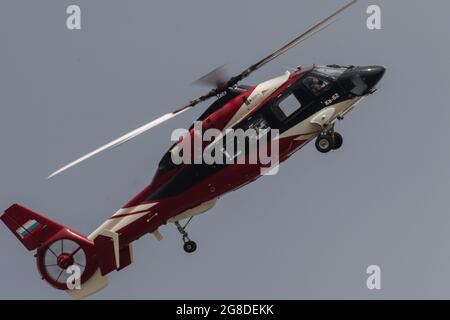 Moskau, Russland. Juli 2021. Der Hubschrauber Kamov Ka-62 nimmt an einer Generalprobe der Internationalen Flugschau MAKS-2021 Moscow in der Nähe von Zhukovsky, südöstlich von Moskau, Russland Teil.der Internationale Luft- und Raumfahrtsalon MAKS (International Air and Space Salon) ist eine alle zwei Jahre stattfindende internationale Flugschau, die auf dem Internationalen Flughafen Zhukovsky in der Nähe von Moskau stattfindet. MAKS ist ein traditioneller Marktplatz für die russische Verteidigungs- und kommerzielle Luft- und Raumfahrtindustrie. (Bild: © Leonid Faerberg/SOPA Images via ZUMA Press Wire) Stockfoto