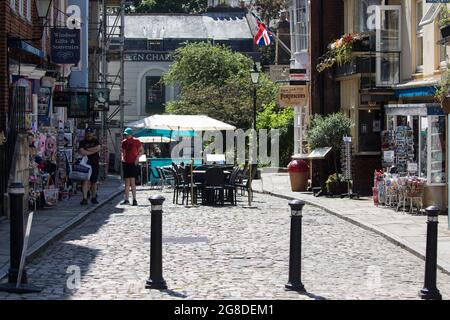 Windsor, Großbritannien. Juli 2021. Eine fast menschenleere Straße vor Windsor Castle ist am Morgen des „Freedom Day“ abgebildet, als die britische Regierung fast alle verbleibenden Covid-19-Beschränkungen in England aufhob. Soziale Distancing-Beschränkungen wurden beseitigt und Gesichtsbedeckungen sind gesetzlich nicht mehr erforderlich, obwohl ihre Verwendung in überfüllten und geschlossenen Räumen empfohlen wird. Kredit: Mark Kerrison/Alamy Live Nachrichten Stockfoto