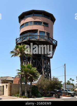 SUNSET BEACH, KALIFORNIEN - 16 JUL 2021: Der 87 Meter hohe Wasserturm, der in eine vierstöckige private Residenz am Pacific Coast Highway umgewandelt wurde, überblickt Stockfoto