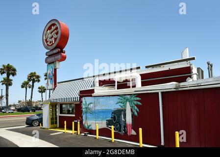 SUNSET BEACH, KALIFORNIEN - 16 JUL 2021: Das Harbour House Cafe am Pacific Coast Highway ist seit 1939 ein beliebtes Lokal. Stockfoto