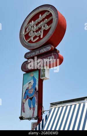 SUNSET BEACH, KALIFORNIEN - 16 JUL 2021: Das Harbor House Cafe Schild am Pacific Coast Highway ist seit 1939 ein beliebtes Lokal. Stockfoto