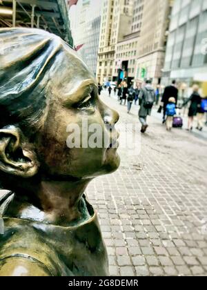 Fearless Girl Bronzestatue im Finanzviertel im Viertel Lower Manhattan in New York City, NY, USA Stockfoto