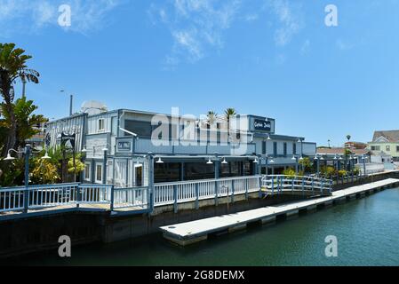 SUNSET BEACH, KALIFORNIEN - 16 JUL 2021: Captain Jacks am Pacific Coast Highway, von der Kanalseite des Huntington Harbour aus gesehen. Stockfoto