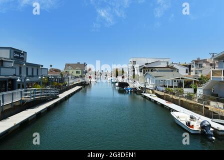 SUNSET BEACH, KALIFORNIEN - 16 JUL 2021: Captain Jacks am Pacific Coast Highway, von der Kanalseite des Huntington Harbour aus gesehen. Stockfoto