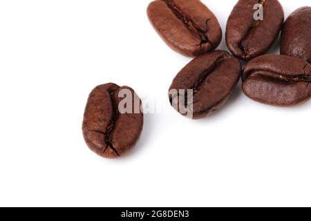 Kaffeebohnen in großen Mengen aus der Nähe isoliert auf weiß Stockfoto