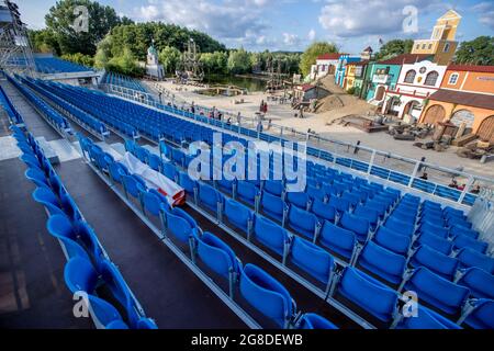 19. Juli 2021, Mecklenburg-Vorpommern, Grevesmühlen: Die neue Tribüne steht vor der Open-Air-Bühne während einer Pressestrecke der aktuellen Produktion "A Kingdom Before the Wind". Das Pirate Open Air startet am 23.07.2021 mit der actiongeladenen Premiere in der Saison. Bis 18.09.2021 sind insgesamt 50 Vorstellungen mit jeweils 1,000 Besuchern geplant. Foto: Jens Büttner/dpa-Zentralbild/dpa Stockfoto
