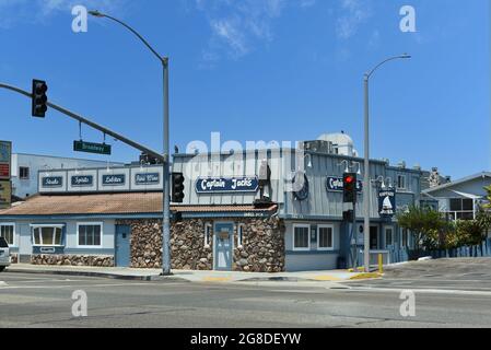 SUNSET BEACH, KALIFORNIEN - 16 JUL 2021: Captain Jacks am Pacific Coast Highway, einem Surf- und Rasenrestaurant, das für seine Krabbenbeine berühmt ist. Stockfoto