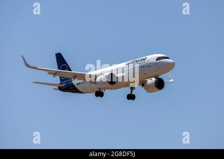 Lufthansa Airbus A320-271N (REG: D-AIJE) auf der Kurzfinalbahn 31 kurz vor Mittag. Stockfoto