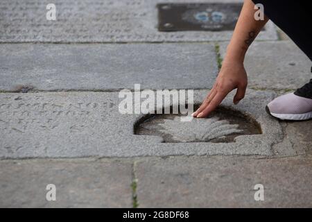 Varios peregrinos en el km 0 del Camino de Santiago en la Plaza del Obradoiro en Santiago de Compostela. Stockfoto
