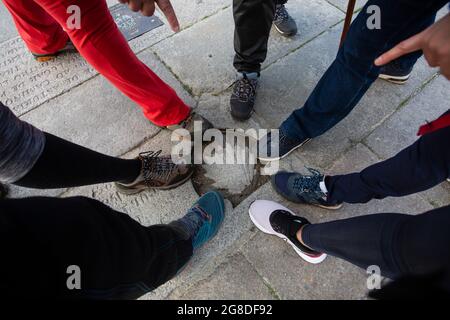 Varios peregrinos en el km 0 del Camino de Santiago en la Plaza del Obradoiro en Santiago de Compostela. Stockfoto