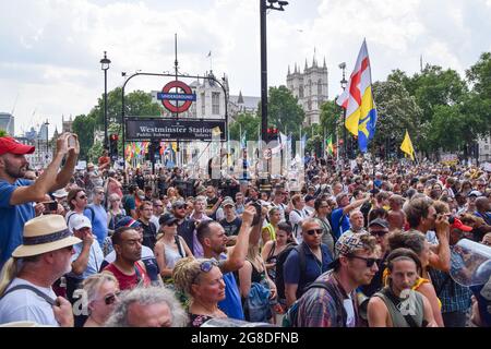 London, Großbritannien. Juli 2021. Massen von Demonstranten versammeln sich um die Westminster Station auf dem Parliament Square. Demonstranten versammelten sich am Freedom Day, dem Tag, an dem die meisten Beschränkungen des Coronavirus in England aufgehoben wurden, in Westminster, um gegen COVID-19-Impfungen, Impfpass und alle verbleibenden Beschränkungen zu protestieren. (Kredit: Vuk Valcic / Alamy Live News) Stockfoto