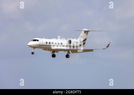 Die Türkei registrierte Gulfstream IV-SP (Reg: TC-MZH) im kurzen Finale bei starkem Gegenwind. Stockfoto