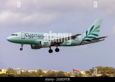 Cyprus Airways Airbus A319-114 (REG: 5B-DCW) bei Ankunft aus Larnaca, Zypern. Stockfoto