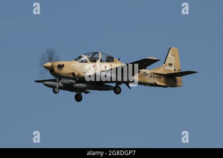 Einer von sechs Embraer A-29B Super Tucanos, die für die nigrische Luftwaffe (NAF) bestimmt sind, hier beim Anflug auf den internationalen Flughafen Prestwick am 19. Juli 2021. Das Flugzeug befand sich auf einem Auslieferungsflug von den USA nach Nigeria und trug eine temporäre US-Militärserie (19-2034) für den Flug. Stockfoto