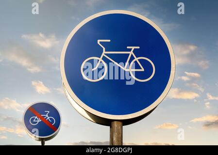 Straßenschild. Fahrradweg Zeichen auf einem blauen Himmel Hintergrund. Stockfoto