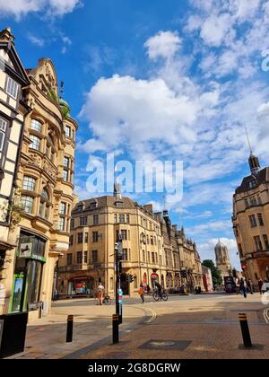 Malerische und historische Gebäude, darunter einige der Colleges, säumen die Straßen von Oxford, England. Oxford hat ein kompaktes Stadtzentrum mit einer hervorragenden Sammlung weltberühmter Gebäude. Seine Ursprünge liegen in der spätsächsischen Zeit und sein ursprüngliches Straßenbild überlebt noch heute zusammen mit einigen seiner frühesten Monumente. Es enthält eine der am besten erhaltenen Gruppen von mittelalterlichen und späteren Universitätsgebäuden der Welt und eine Fülle von architektonischen Juwelen von der klassischen bis zur modernen, und viele von ihnen verdanken ihre Existenz dem Wachstum der Universität Oxford über 800 Jahre. Vereinigte Kin Stockfoto