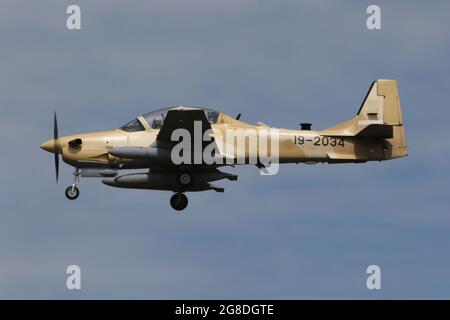 Einer von sechs Embraer A-29B Super Tucanos, die für die nigrische Luftwaffe (NAF) bestimmt sind, hier beim Anflug auf den internationalen Flughafen Prestwick am 19. Juli 2021. Das Flugzeug befand sich auf einem Auslieferungsflug von den USA nach Nigeria und trug eine temporäre US-Militärserie (19-2034) für den Flug. Stockfoto