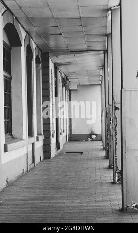 Graustufen eines alten Gebäudes im Freien Korridors Stockfoto