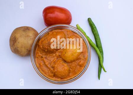 Beliebte punjabi nordindische Beilage Dum aloo mit Soße. Indische Lebensmittel Rezept Baby Kartoffel Gemüse mit Reis oder Chapati in Schüssel serviert gegessen Stockfoto