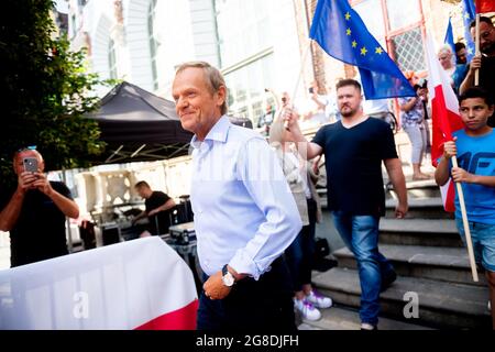 Danzig, Polen. Juli 2021. Donald Tusk während einer politischen Kundgebung auf dem Long Market in Danzig gesehen.nach langer Abwesenheit von der polnischen Politik kehrte Tusk als Führer zur Partei der Bürgerplattform zurück. Donald Tusk wird die Aufgabe haben, die Opposition zu vereinen und die Partei Recht und Gerechtigkeit (Prawo i Sprawiedliwosc) während der Parlamentswahlen 2023 zu bekämpfen. Kredit: SOPA Images Limited/Alamy Live Nachrichten Stockfoto